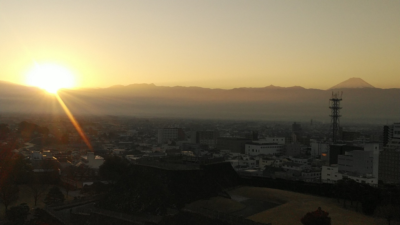 最上階の展望テラスからの朝日に富士山