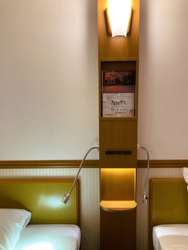 ベッドサイドのライトが曲がるタイプのもので、便利だった