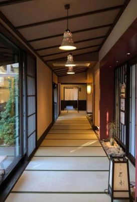 草津温泉 湯宿 季の庭(ときのにわ)（クサツオンセン ユヤド トキノニワ） | 長い廊下が素敵。