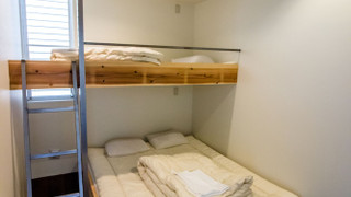 プライベート部屋　２段ベッド　下段キングベッド　上段シングル（２〜３名様用）