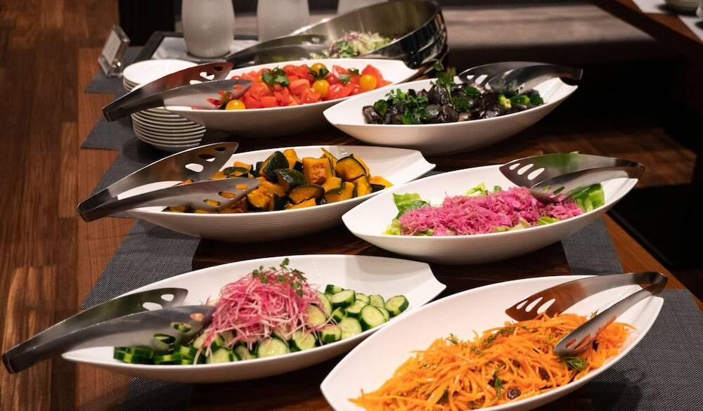 ホテル自慢の朝食に
思わずにんまり / 3