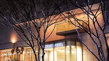 施設の正面 (日没後) / 2