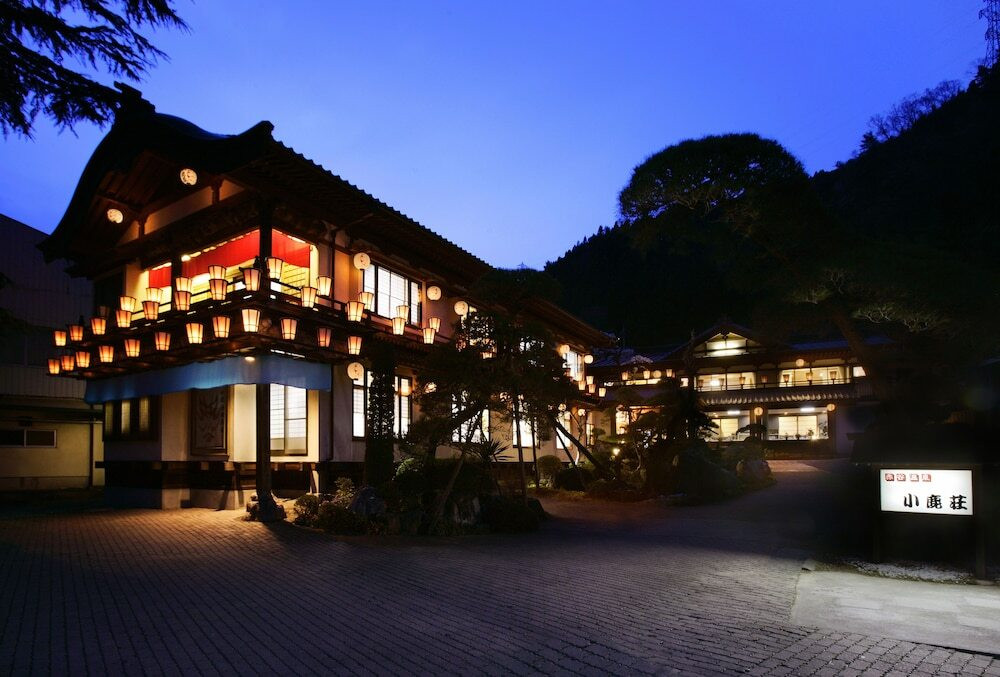 施設の正面 (日没後)