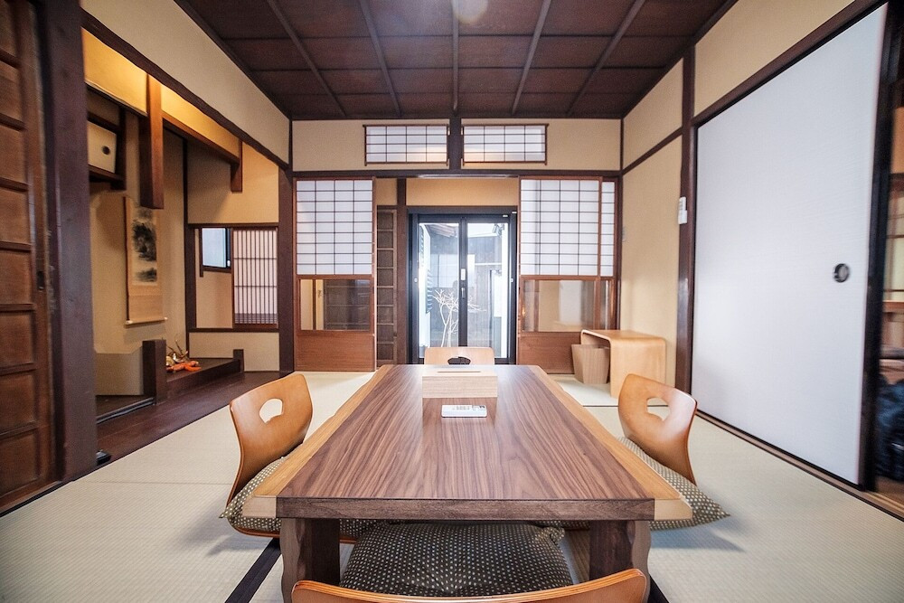 客室内のダイニングエリア