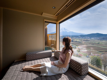 Refresh yourself from the daily fatigue in the great outdoors. Yamanashi is also great for leisure and onsen dates. 3411418