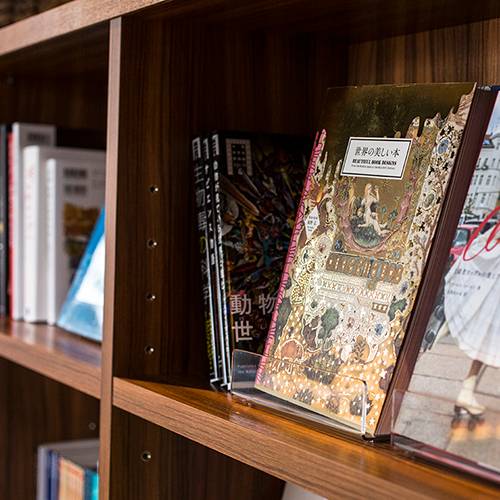 ラウンジのライブラリーコーナー / 3