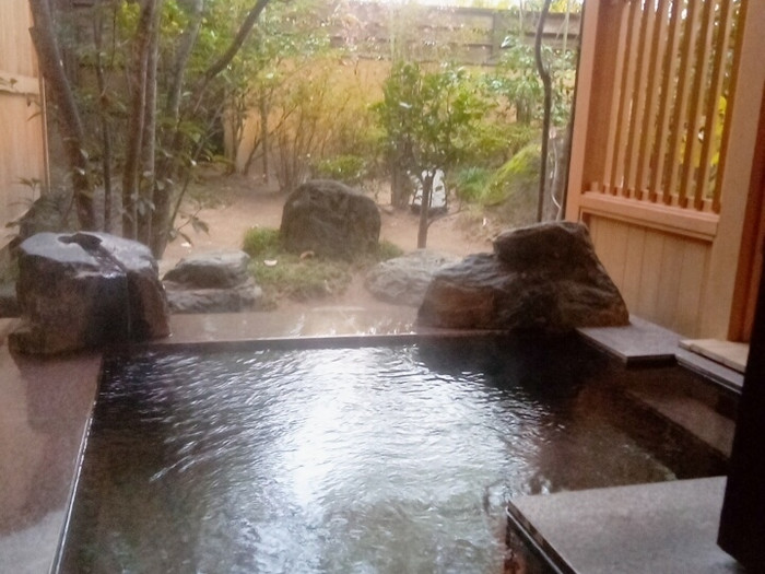 「露天風呂付離れ特別室（スイートヴィラ）」のお風呂。水鳥や草花を眺めれば、穏やかな気持ちになれます