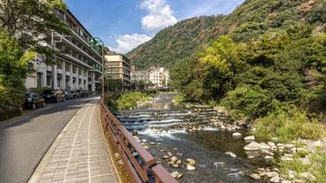 須雲川と宿の外観 / 2