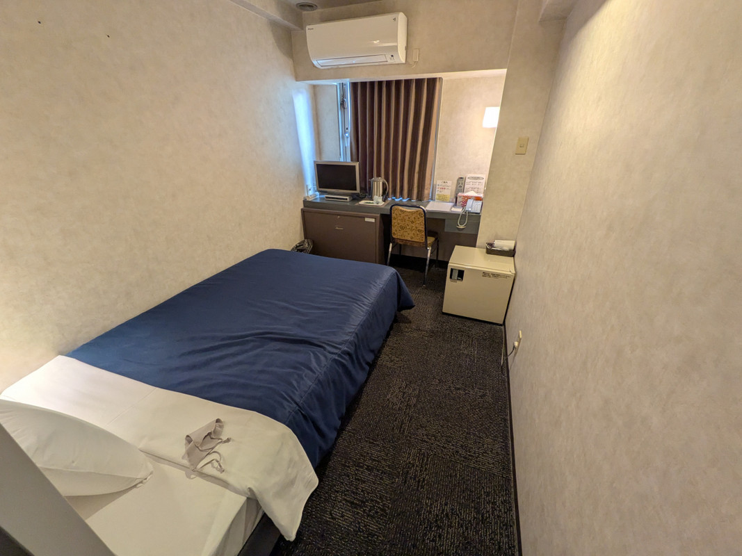 狭いが圧迫感はなし