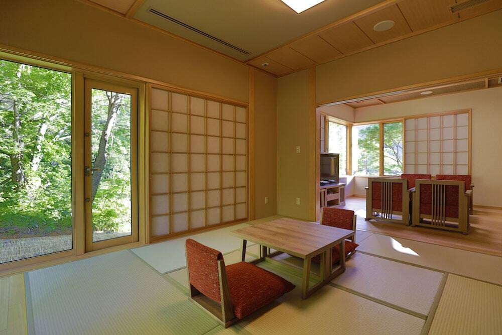 客室内のダイニングエリア