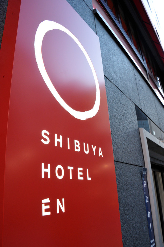 文化村通り沿いの赤い看板