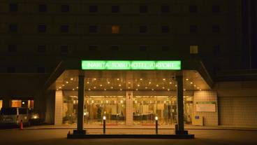 施設の正面 (日没後) / 3