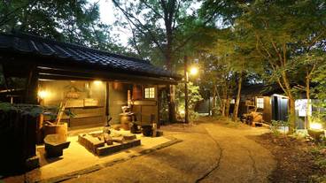 施設の正面 (日没後) / 2