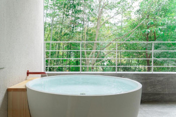 Be sure to choose a room with an open-air bath that flows straight from the source. 3410404