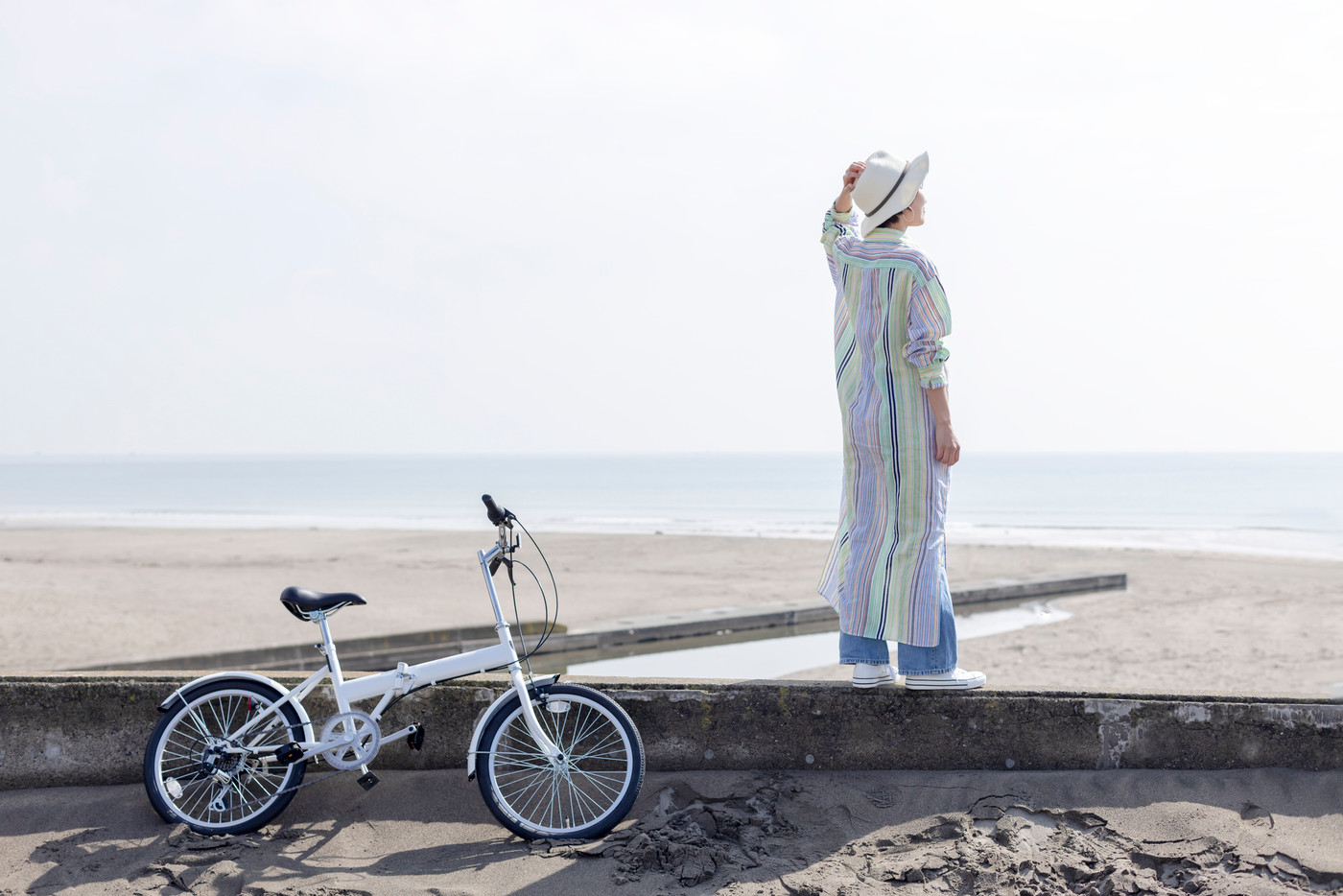 女性 リラックス 日差し