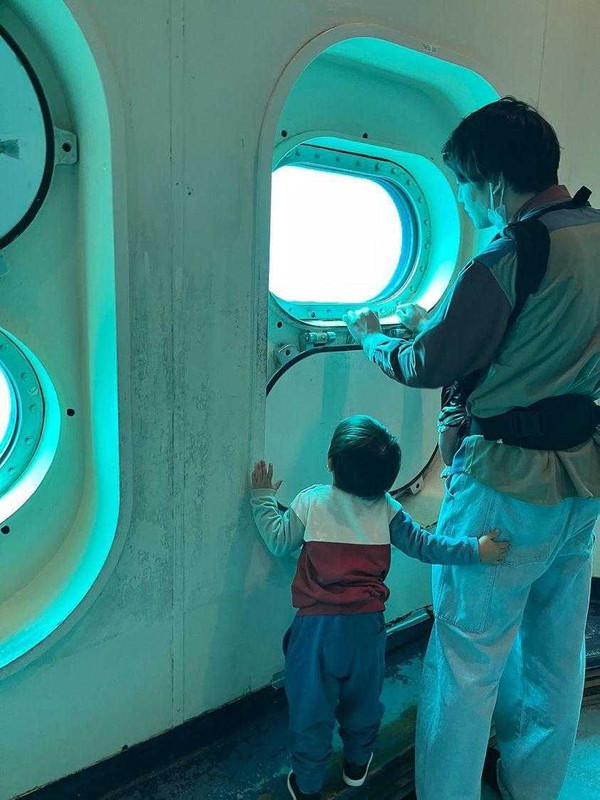 展望塔の階段を降りた先は、のびのびと泳ぐ魚や、海底の様子を観察できる展望室。大きなサメに出会えることもあるそう / 3