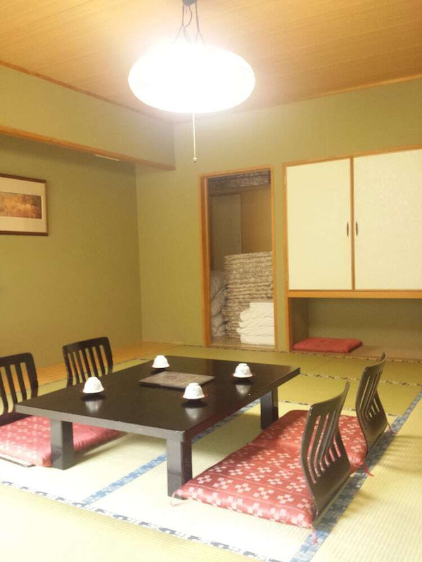 客室内のダイニングエリア