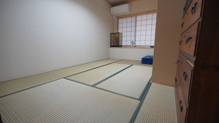 (105室) 1階 中庭3人部屋 (個室、専用トイレ、シャワー付)