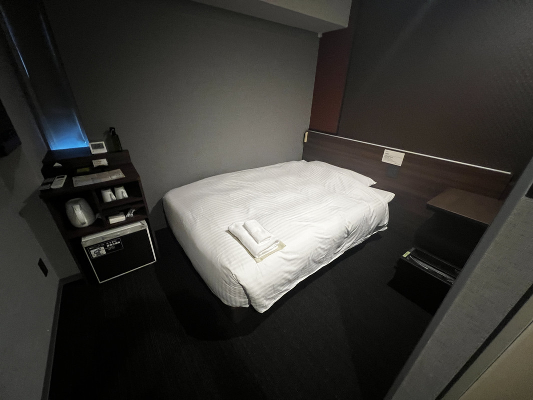 お部屋は狭いです