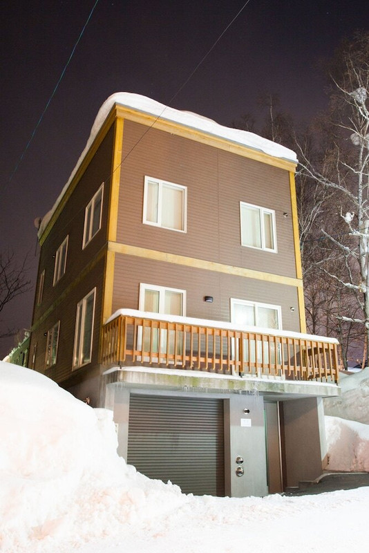 施設の正面 (日没後)