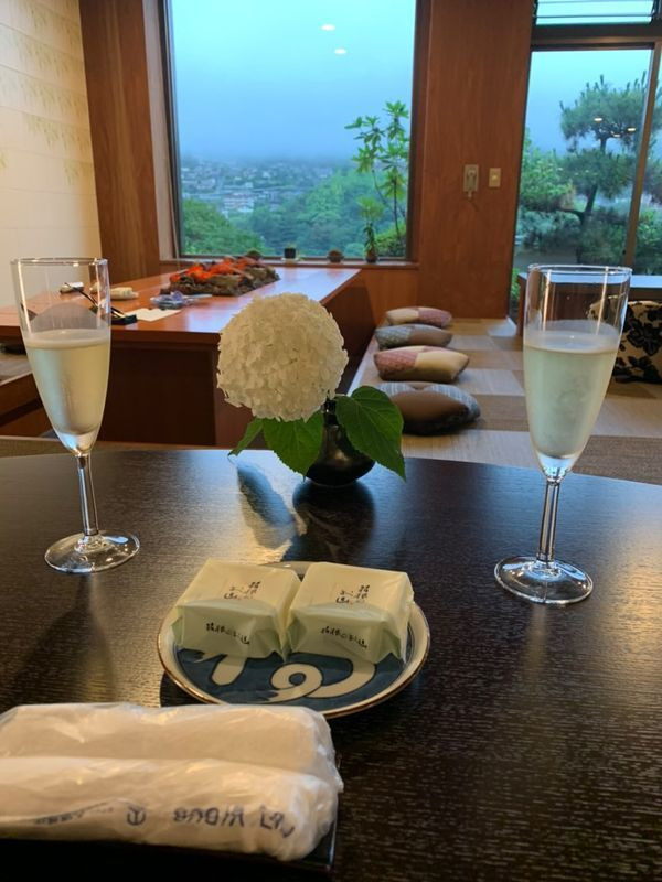 ラウンジではウェルカムドリンクとお菓子のサービスもあり / 1