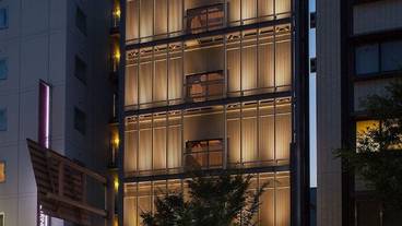 施設の正面 (日没後) / 2