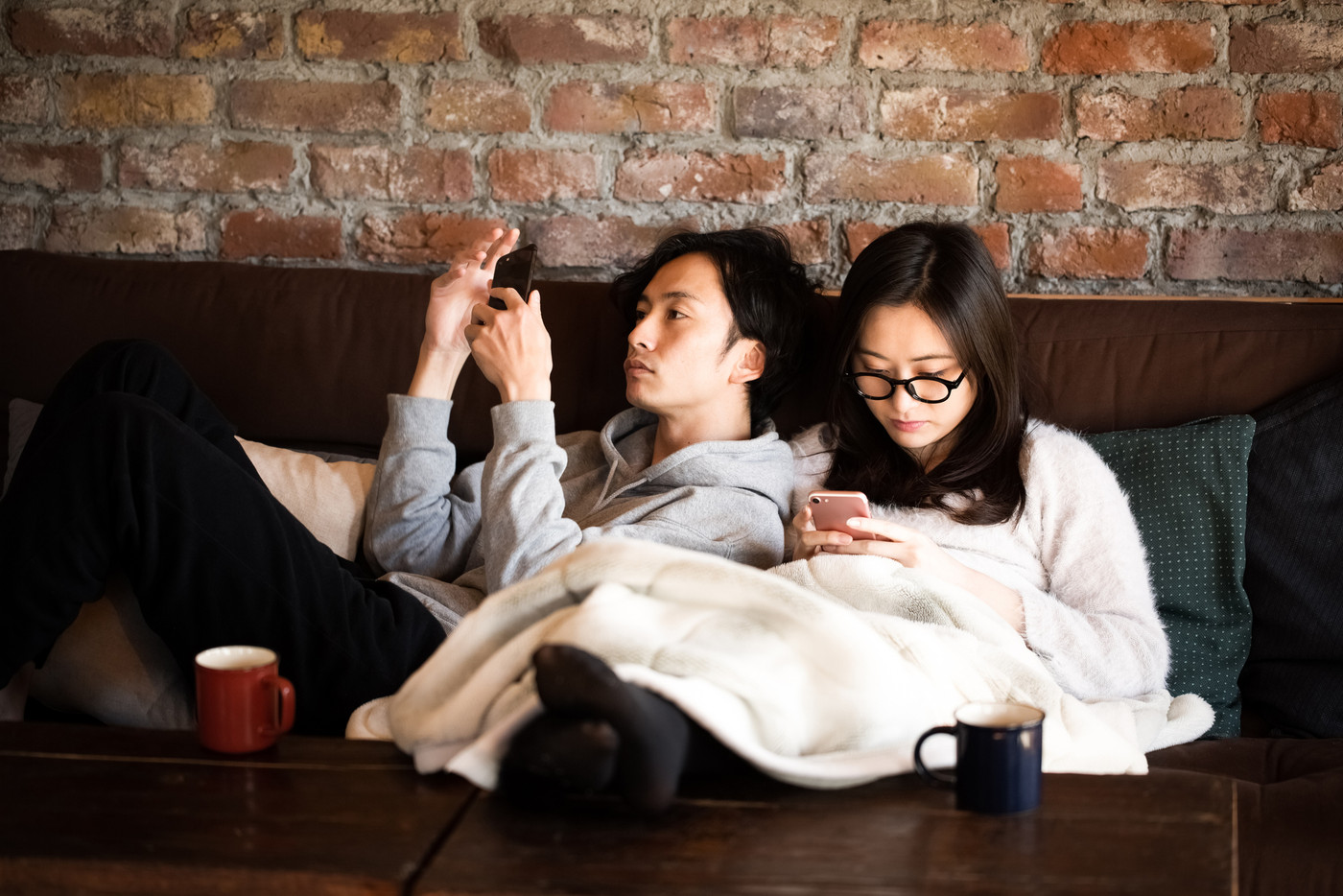 スマホを見るカップル　ライフスタイル