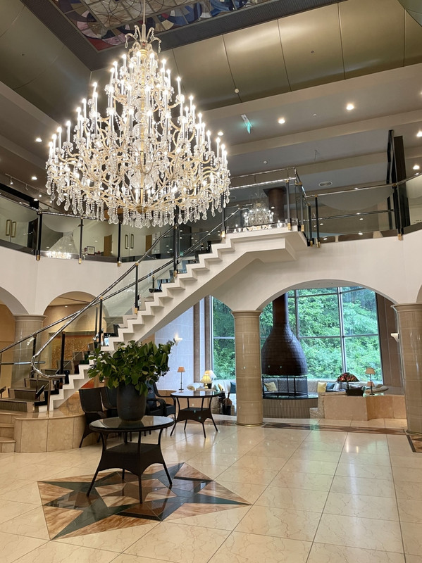 エントランスのシャンデリア