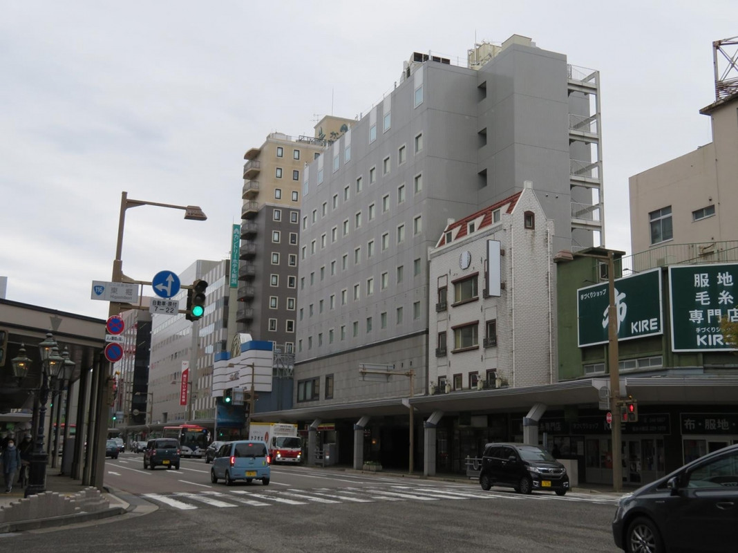 画像中央のグレーの建物がホテルディアモント新潟。