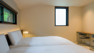 [B] スイート (2クイーンベッド + 1キングベッド) / ペット不可 6名定員 禁煙