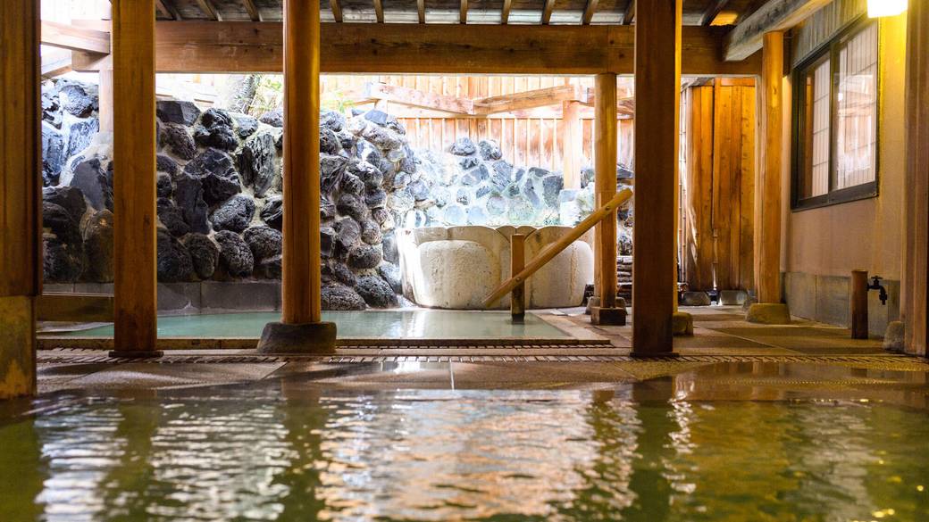歴史ある浴場で
しっとり朝温泉 / 1
