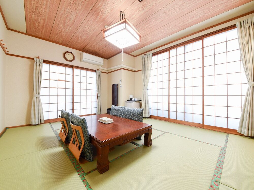 客室内のダイニングエリア