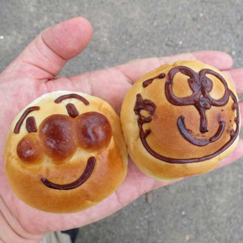 「焼きたてパン　モン・シェリー」料理 41760 アンパンマンのパン￥８０とドラえもんのパン￥８０