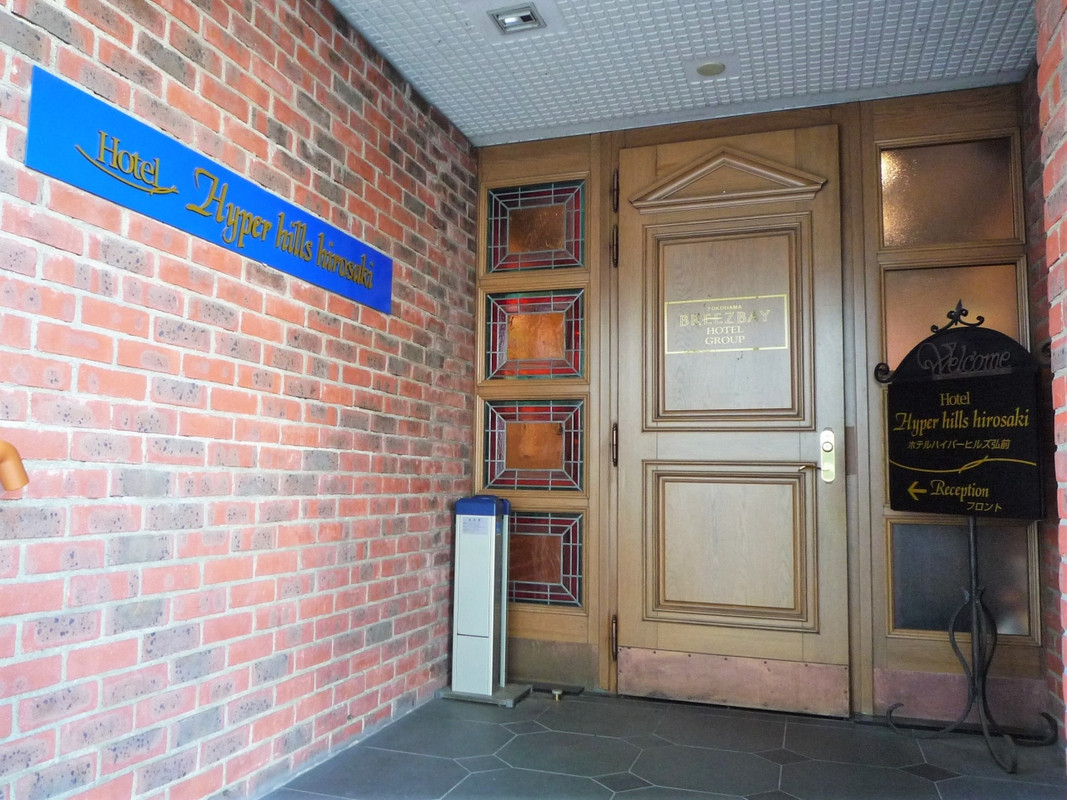 玄関の木製ドアがレストラン風?…