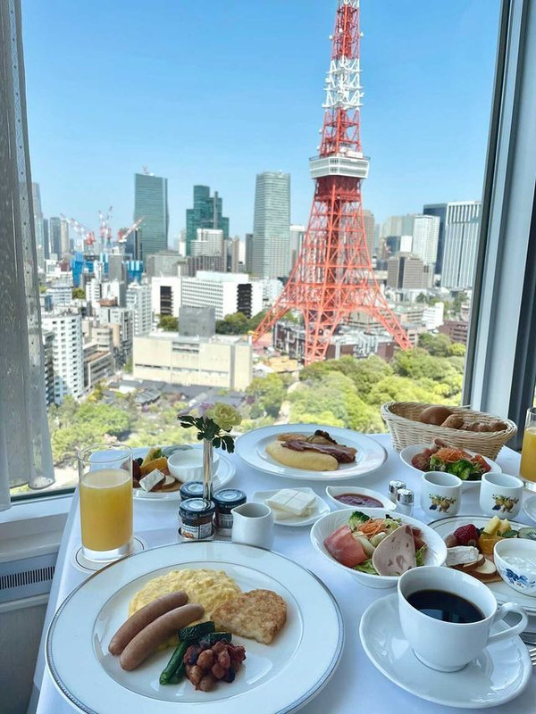 ルームサービスの洋朝食。ふわふわのオムレツと美味しいパンを食べながら過ごす朝は最高でした！