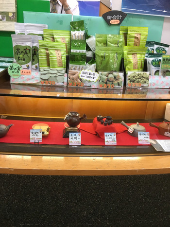 「茶の君野園」 内観 115118621 店内では各種日本茶のほかお茶菓子や茶器も販売