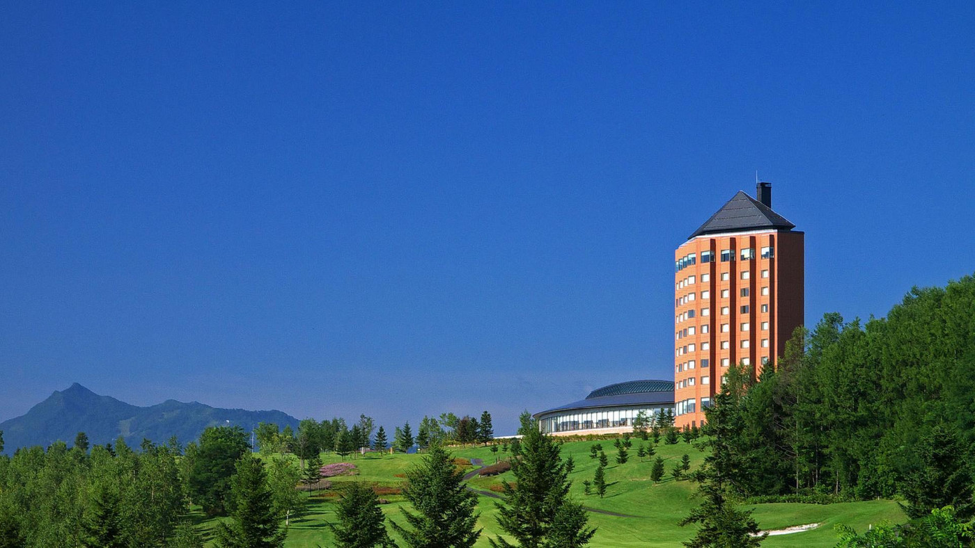 大雪山系と色彩の美しさを望む丘の上のホテル4287414