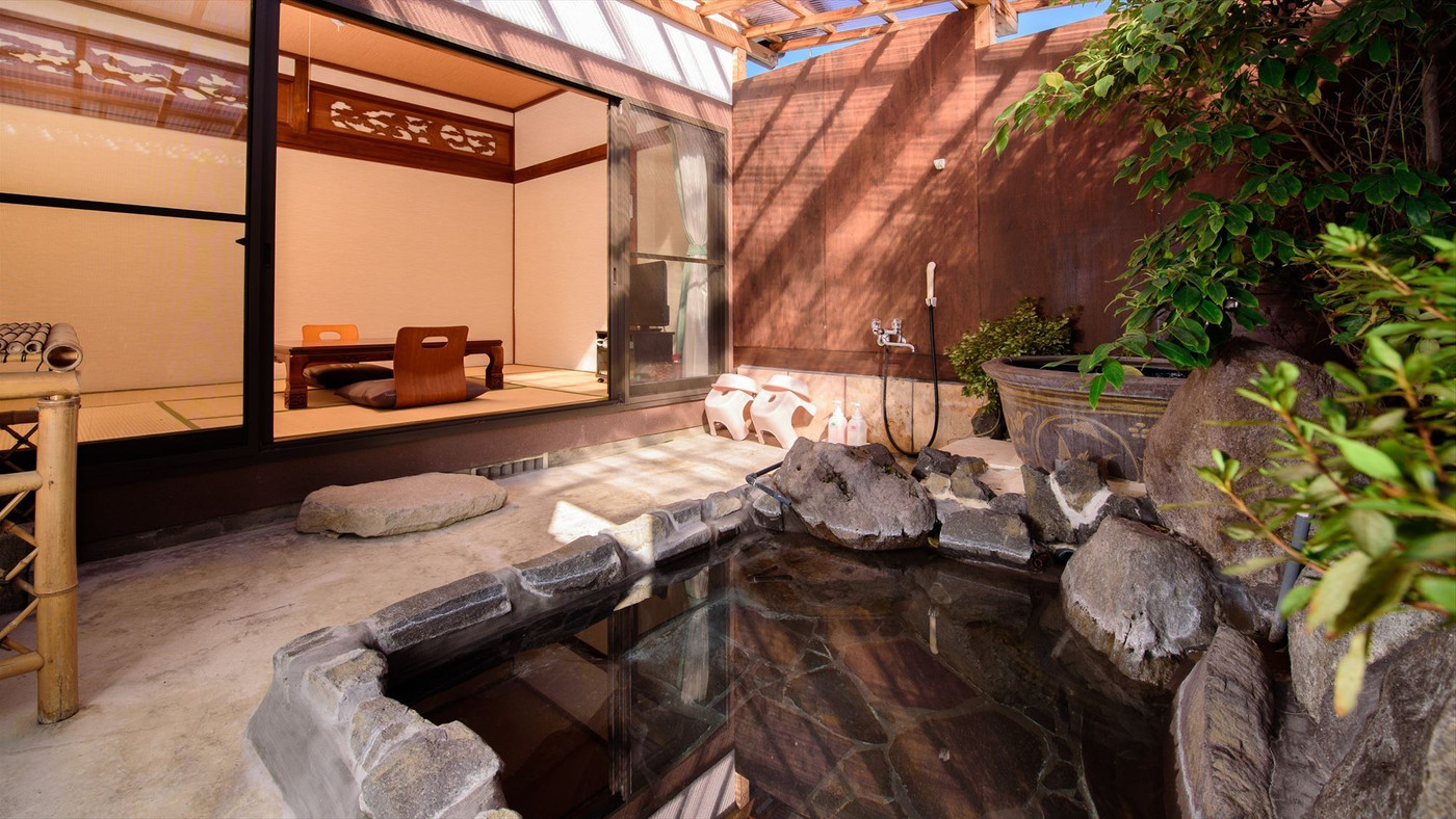 客室の半露天風呂でのんびり。全室離れのお部屋3927325