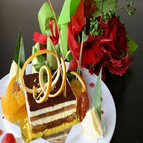 ケーキ&花束で
2人の記念日をお祝い / 1