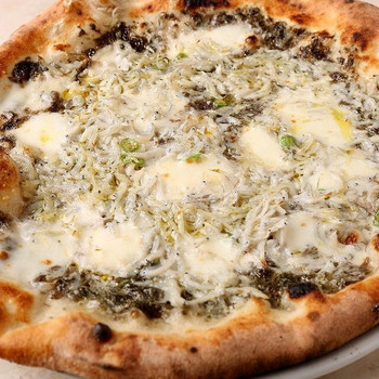 「ピッツェリア カンテラ」料理 968671 篠島の名産である岩海苔としらすをふんだんにあしらった「篠島」 