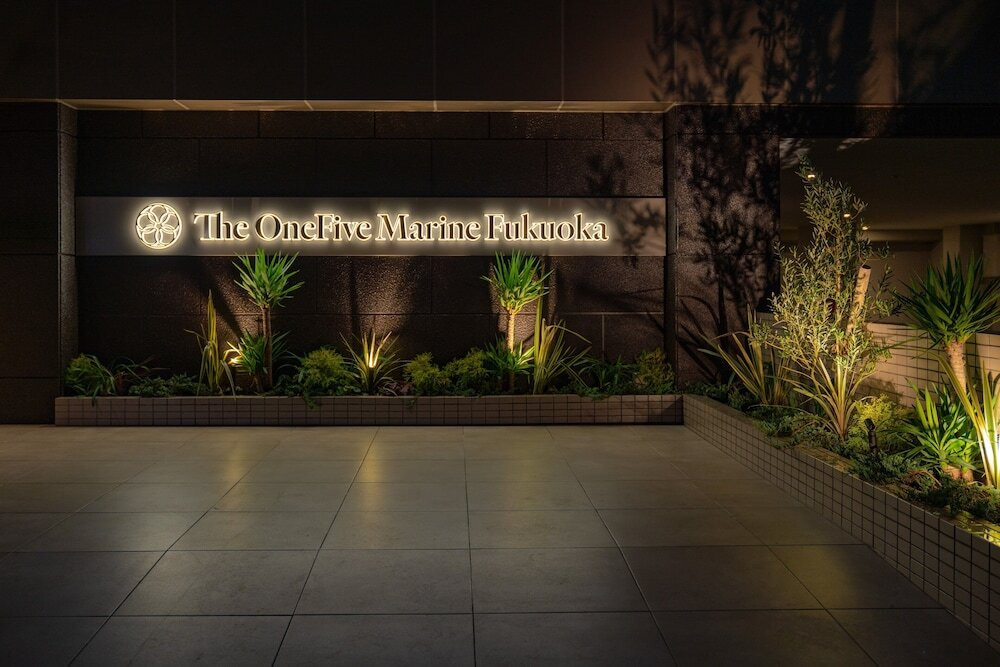 施設の正面 (日没後)