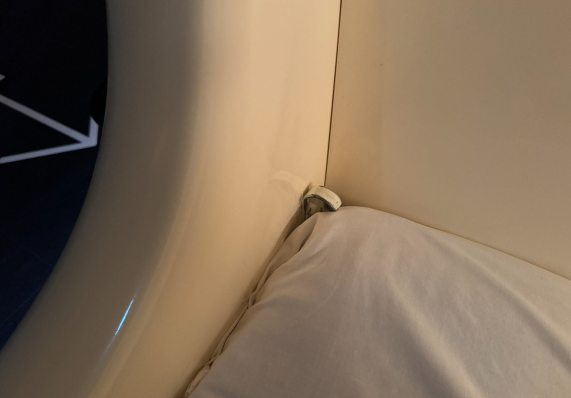 ベットのシャッターは全部閉まるタイプです