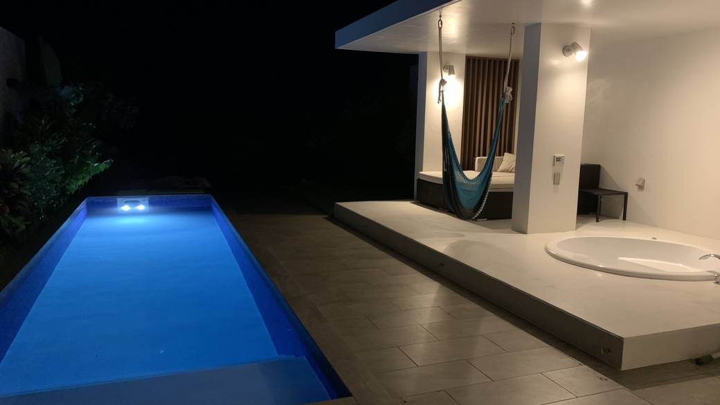 夜のプールは
ロマンチック / 4