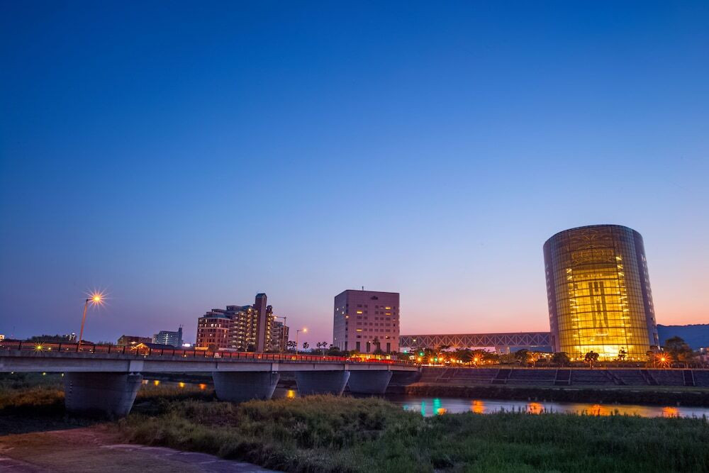 施設の正面 (日没後)