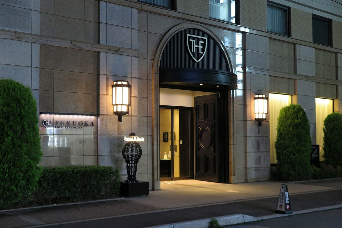 こちらの玄関からロビーへ