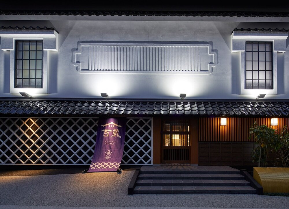 施設の正面 (日没後)