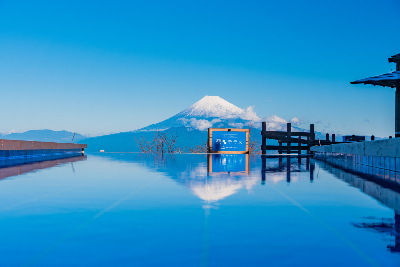 （静岡県）伊豆パノラマパーク　碧テラスの向こうに、雪化粧した富士山
