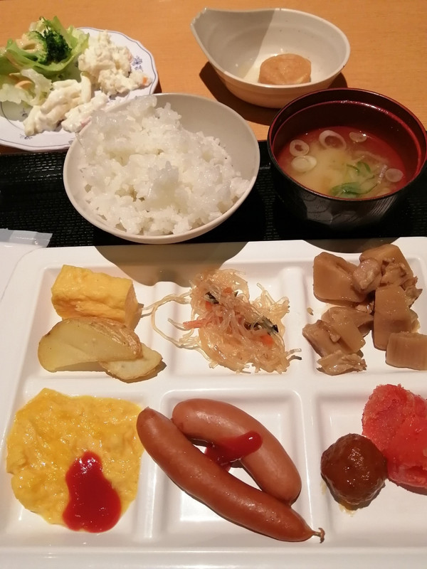 朝食です、こんな感じ。なんでもありで、文句なし。