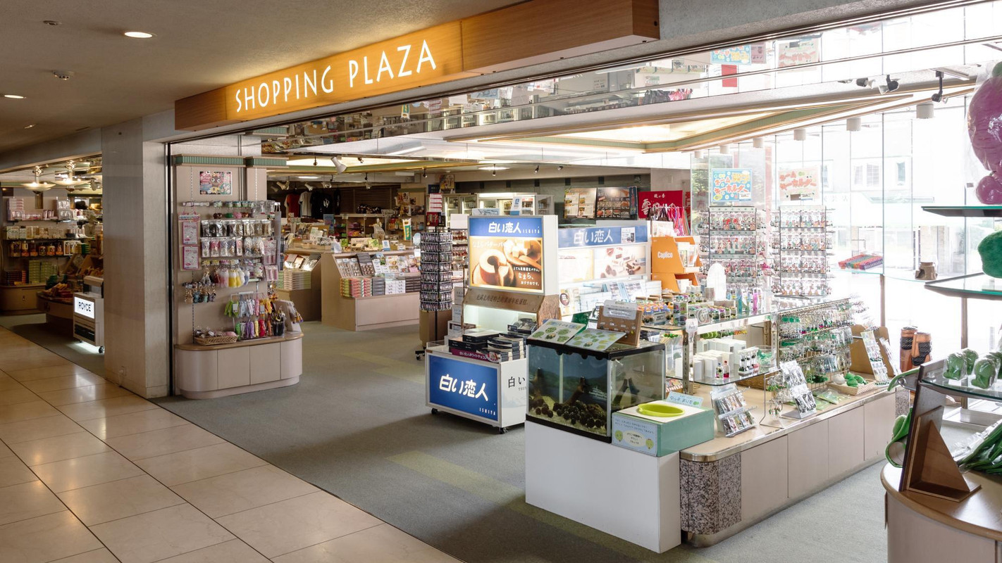 銘菓・工芸品を取り揃える売店