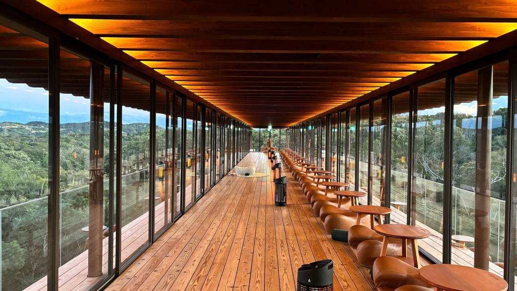 全長100mの2階デッキ / 3